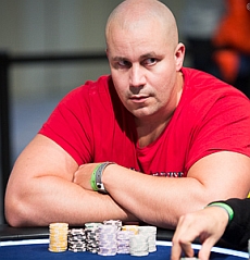 //cdn-origin.pokerstrategy.com/2013/02/05/david_ostrom_day1b_chipleader.jpg