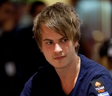 //cdn-origin.pokerstrategy.com/2014/01/02/viktor-blom--masters-poker-club.jpg