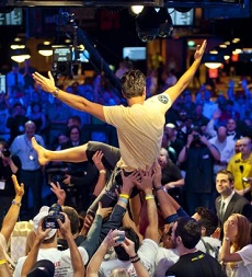 //cdn-origin.pokerstrategy.com/2014/01/22/Esfandiari_Surfing_Joe_Giron.jpg