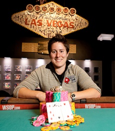 //cdn-origin.pokerstrategy.com/2014/05/08/selbst_vanessa_wsop_bracelet2.jpg
