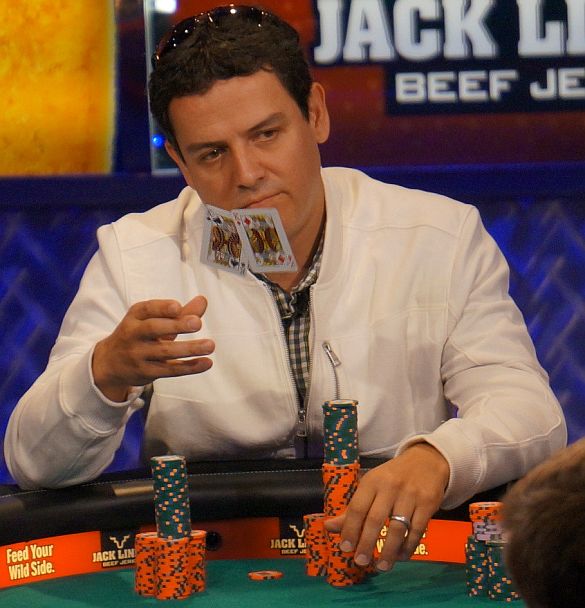 Carlos Mortensen folds Kings