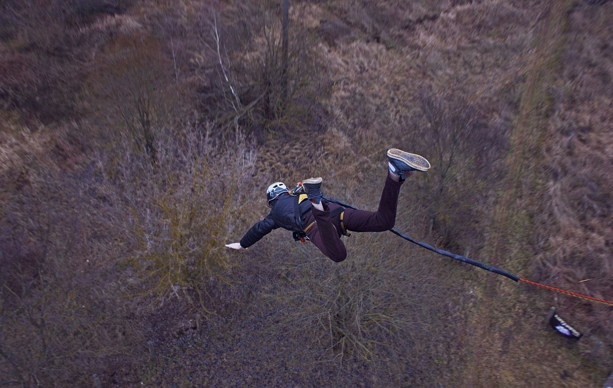 Shukan1991 practices rope jumping