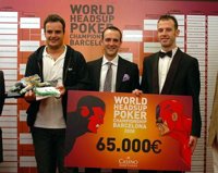 Mauro St&iacute;voli (izq.) con su cheque